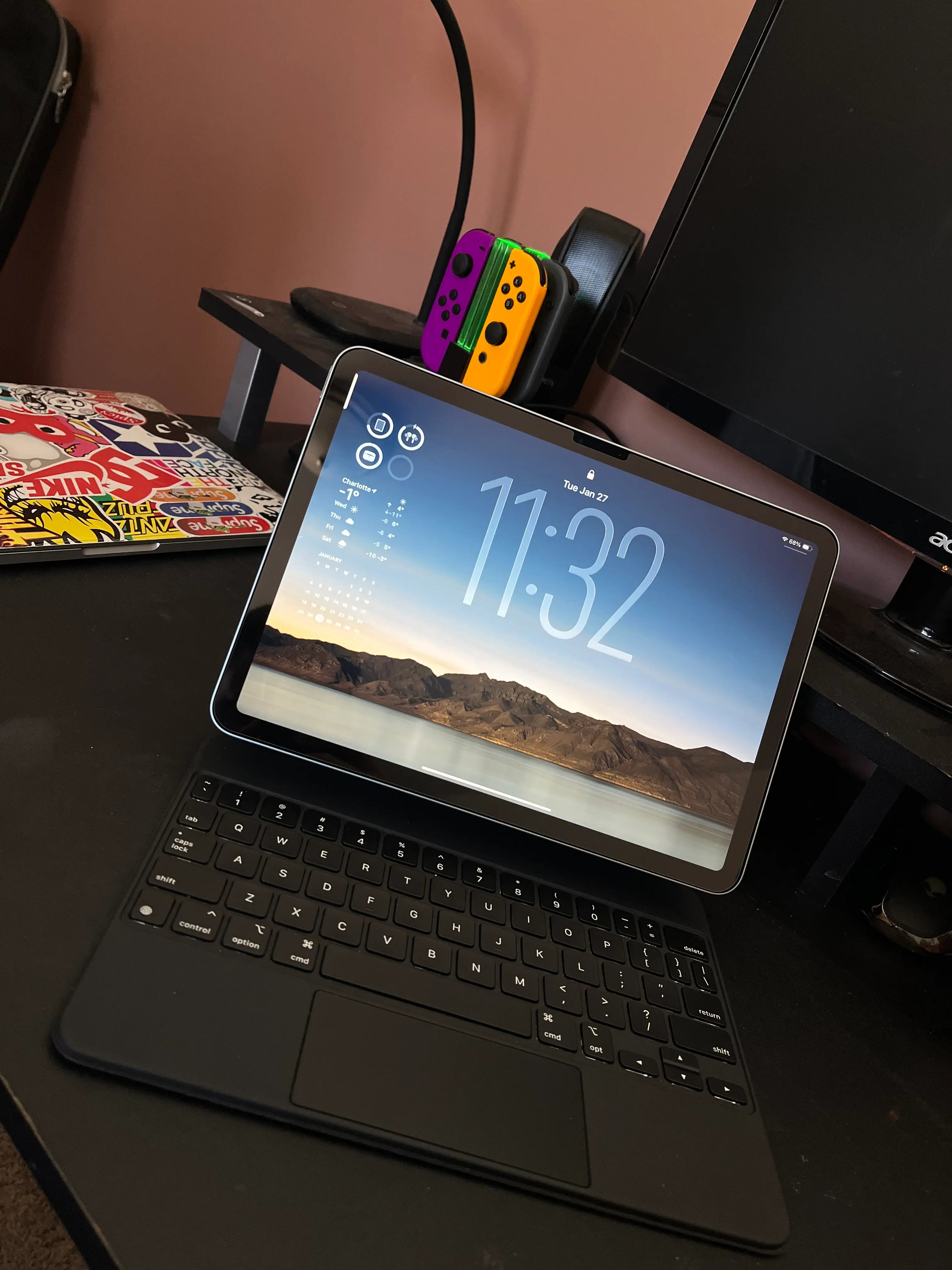 iPad mit Tastatur vor einer Nintendo Switch in einem Schreibtisch-Setup
