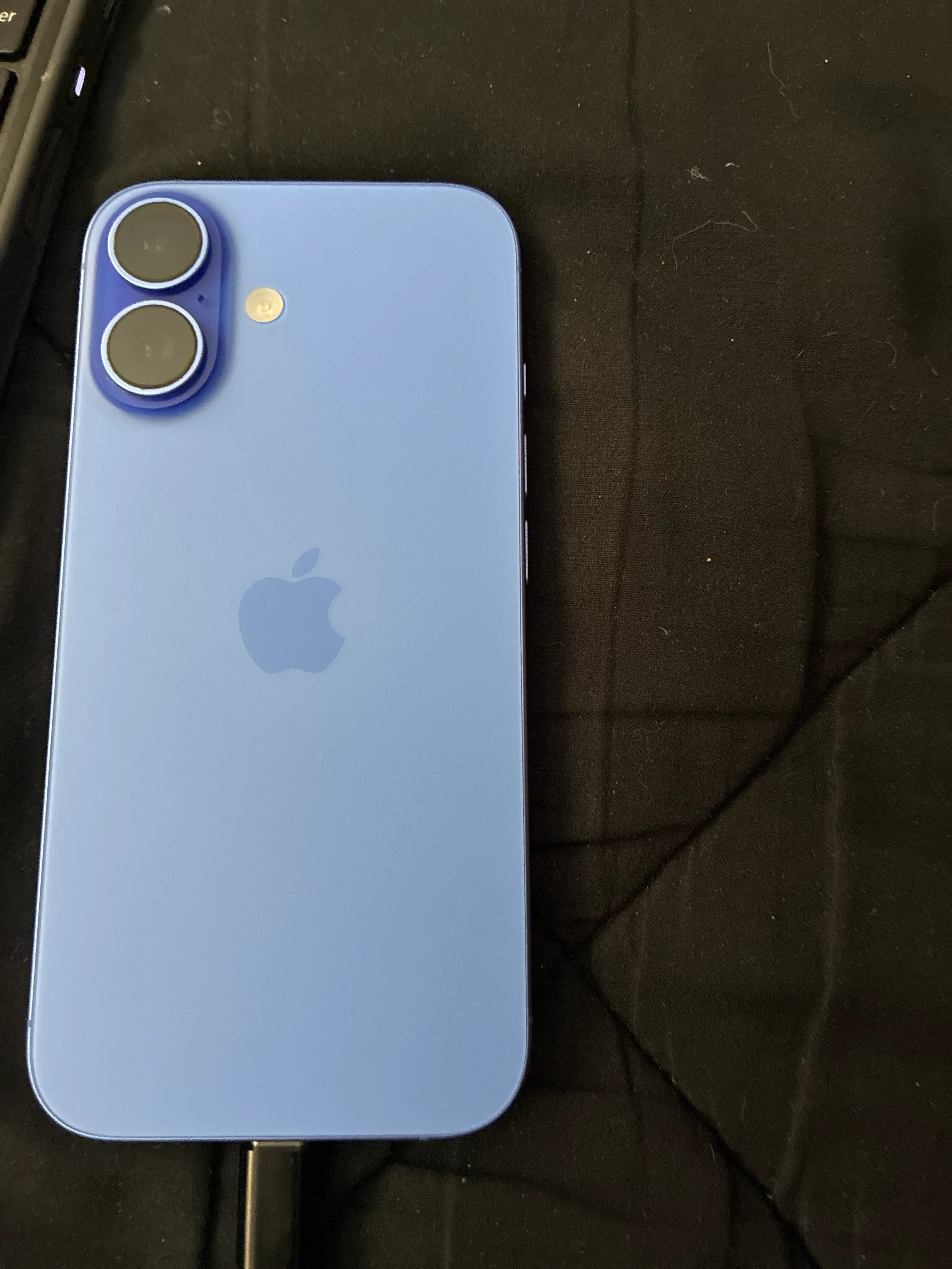 Blaues iPhone von der Rückseite mit zwei Kameras