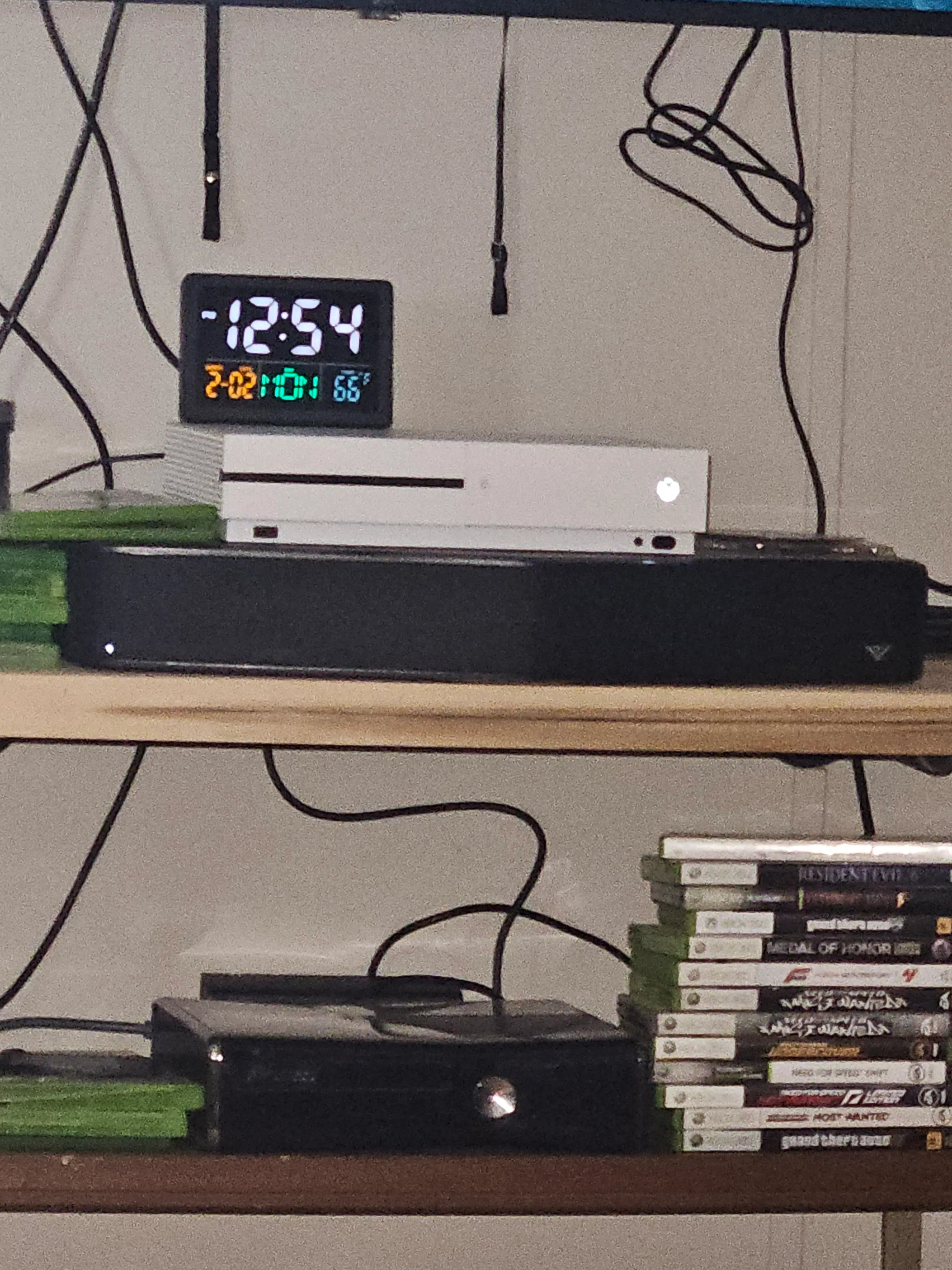 Xbox Series S und Xbox One in einem Gaming-Setup